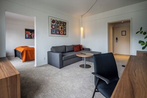 Luxe beddengoed, een bureau, een laptopwerkplek