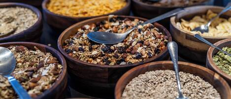 Variedad de tazones con diferentes tipos de granola y cereales.