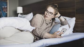 1 室のベッドルーム、高級寝具、デスク、ノートパソコン用作業スペース