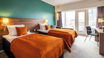 Roupas de cama premium, escrivaninha, espaço de trabalho para notebook