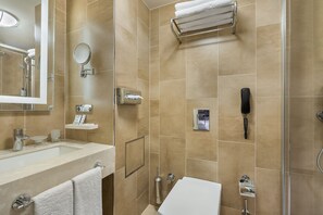 Habitación económica | Baño | Ducha y cabezal de ducha tipo lluvia