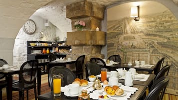 Desayuno buffet diario (EUR 17 por persona)