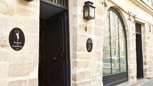 Un edificio de piedra con una puerta negra y un letrero que dice "Fontaines du Luxembourg".