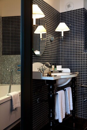Junior Suite | Bathroom | Free toiletries, hair dryer, bathrobes, towels