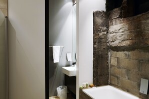 Design Room | Kylpyhuone | Hiustenkuivaaja, pyyhkeet