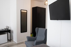 Triple Room | Hypo-allergenic bedding, in-room safe, desk, blackout curtains