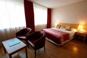 Allergiatestatut vuodevaatteet, tallelokero huoneessa, työpöytä