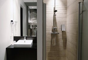 Design Room | Bathroom | Hair dryer, towels