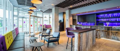 Serveert ontbijt en happy hour