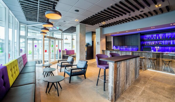 Sert le petit déjeuner et l'apéritif