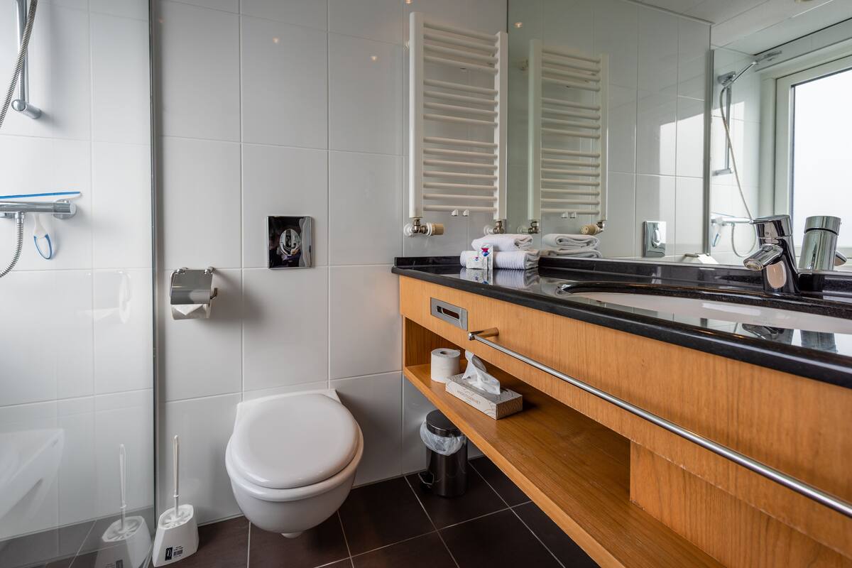 admiral | bathroom | free toiletries, hair dryer, towels, soap