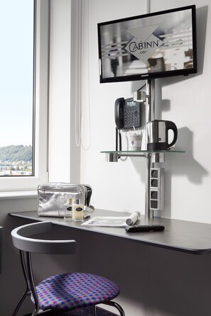 Escritorio, espacio para trabajar con laptop y cortinas blackout