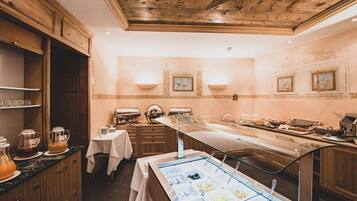 ๋งค์ผ ๋ทํ ๋ฌด๋ฃ ์์นจ ์์ฌ ํฌํจ