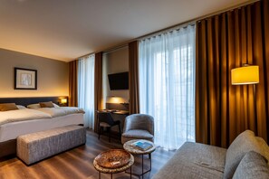 Habitación Deluxe | Ropa de cama de alta calidad, edredón y minibar 
