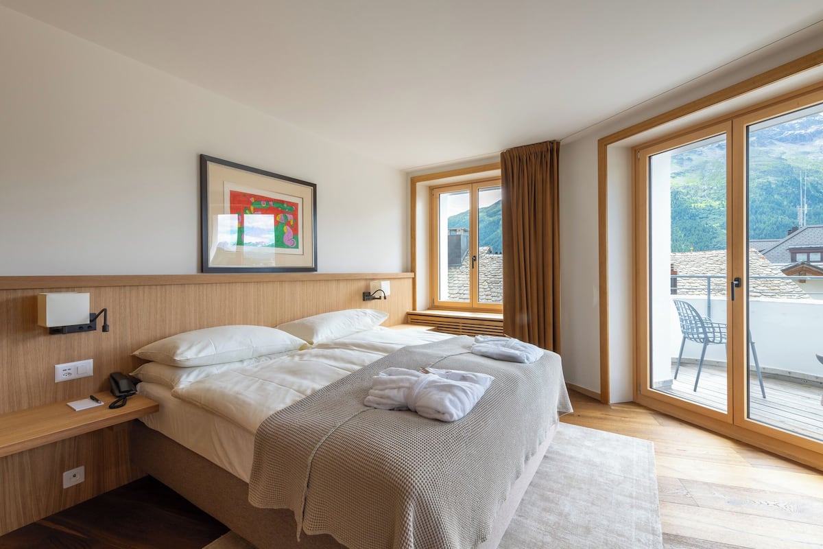 Phòng Suite Deluxe | Bộ đồ giường cao cấp, chăn bông, minibar, két bảo mật tại phòng