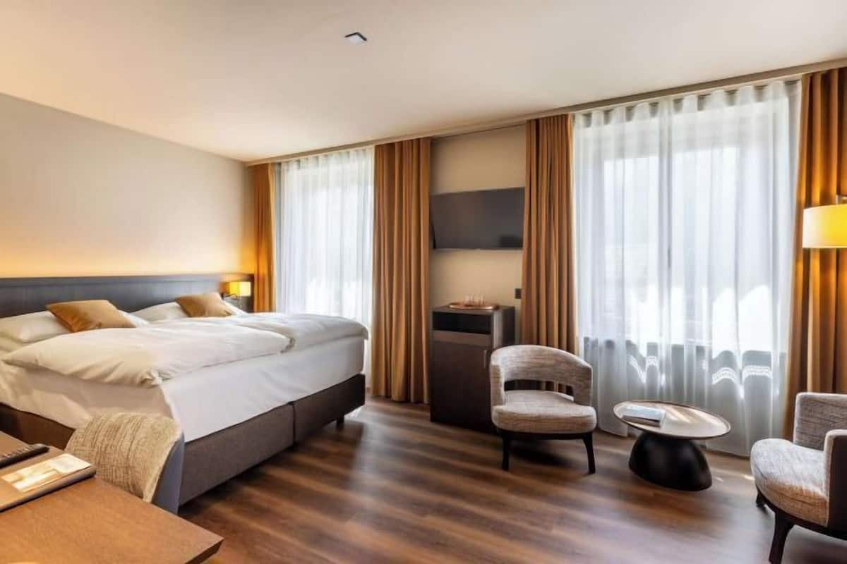 Premium-sengetøj, dundyner, minibar, pengeskab på værelset
