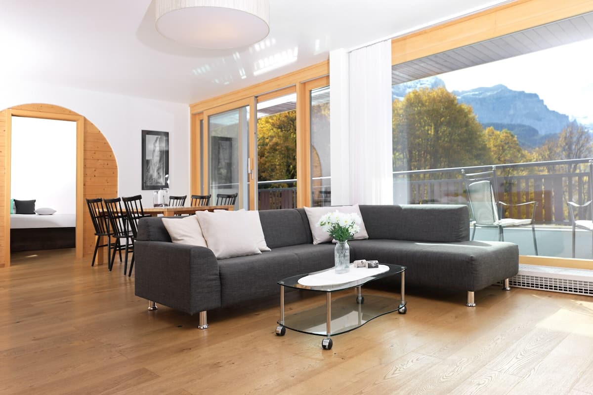 Apartment, 4 Bedrooms, Balcony, Mountain View (Jungfrau) | 1 bilik tidur, bar mini, peti besi dalam bilik
