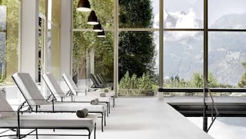 Piscine couverte, piscine extérieure, chaises longues