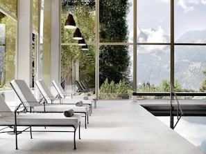 Piscine couverte, piscine extérieure, chaises longues