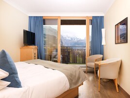 Double Room, Balcony, Mountain View (Jungfrau) | Bathroom | Combined shower/tub, deep soaking tub, hair dryer, bathrobes