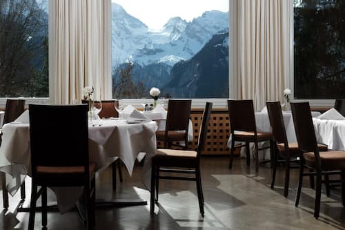 Petit déjeuner et dîner servis sur place