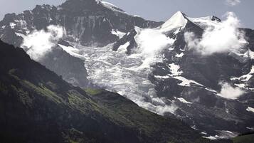 Eine Berglandschaft mit schneebedeckten Gipfeln und einem Tal.