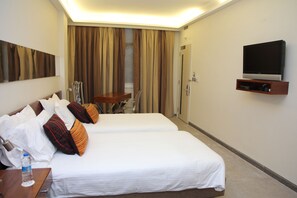 Habitación Deluxe | Ropa de cama de alta calidad y caja de seguridad en la habitación 