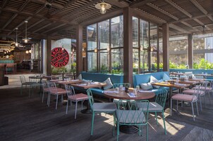 4 restaurantes; se sirve almuerzo y cena; cocina italiana