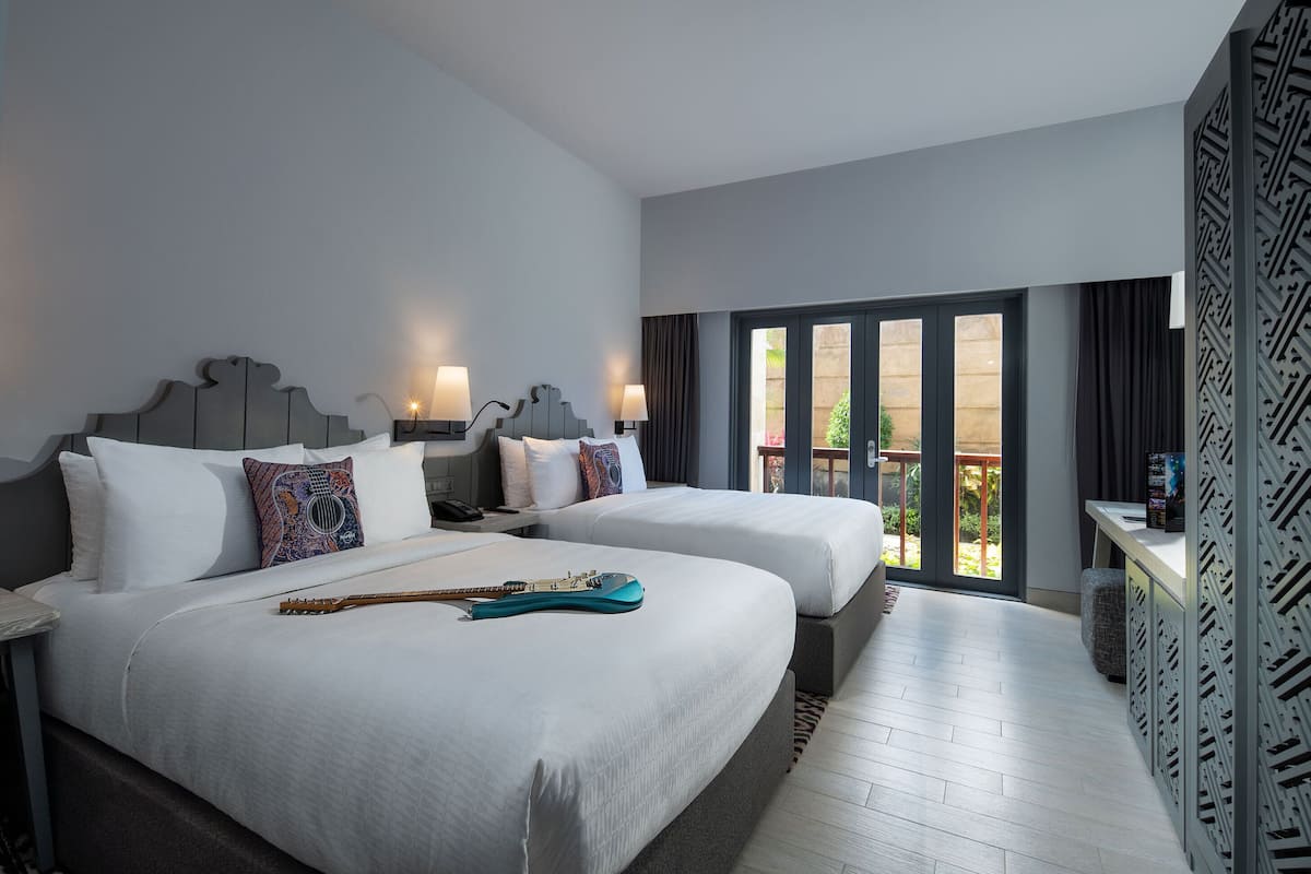 Deluxe Two Queens | 1 Schlafzimmer, Minibar, Zimmersafe, Schreibtisch