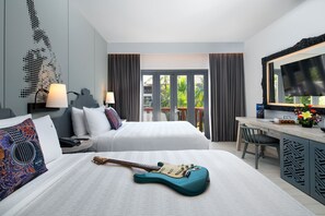 Deluxe Two Queens Premium | Bathroom