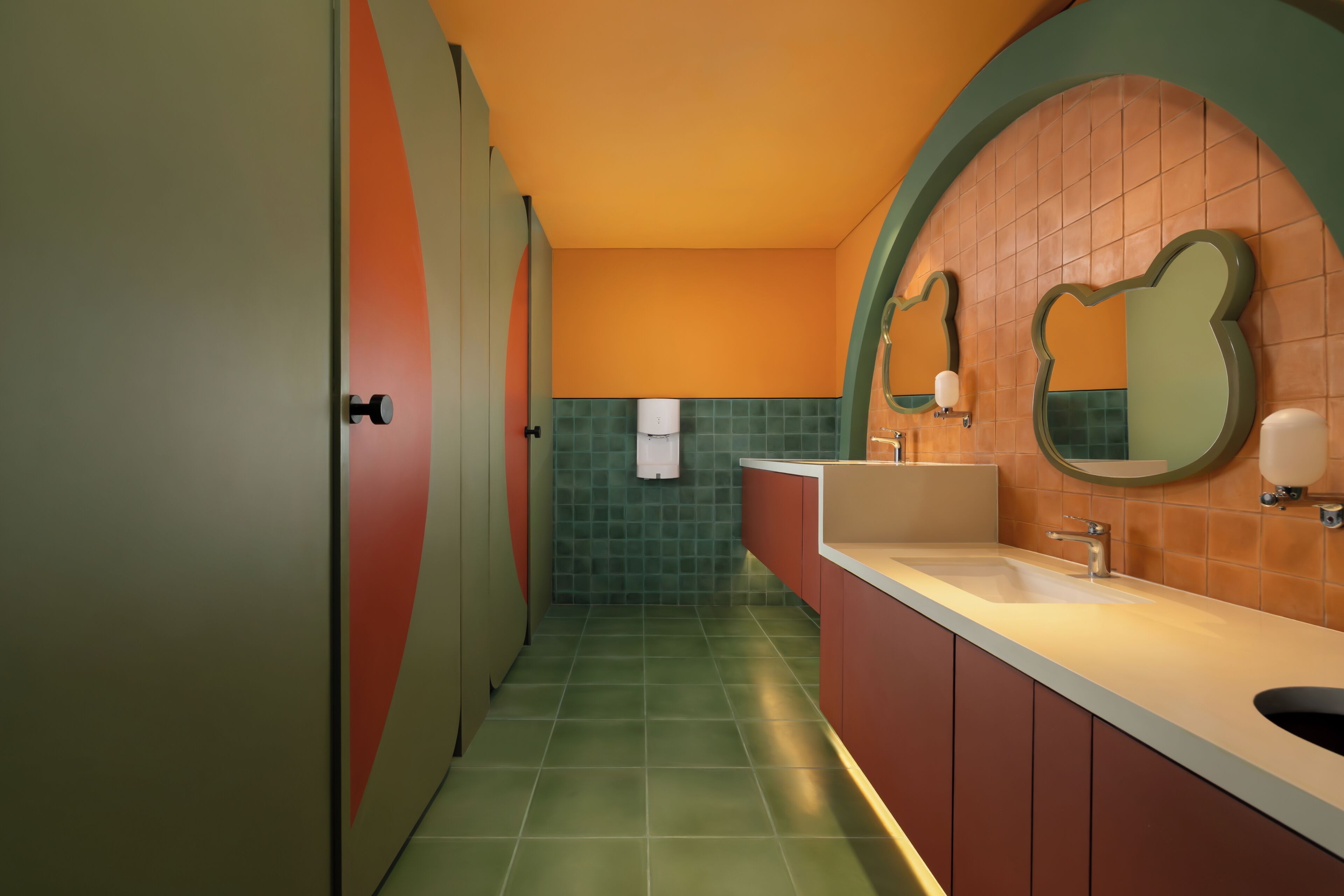 Une salle de bain moderne avec un grand miroir, deux lavabos et une serviette accrochée au mur.