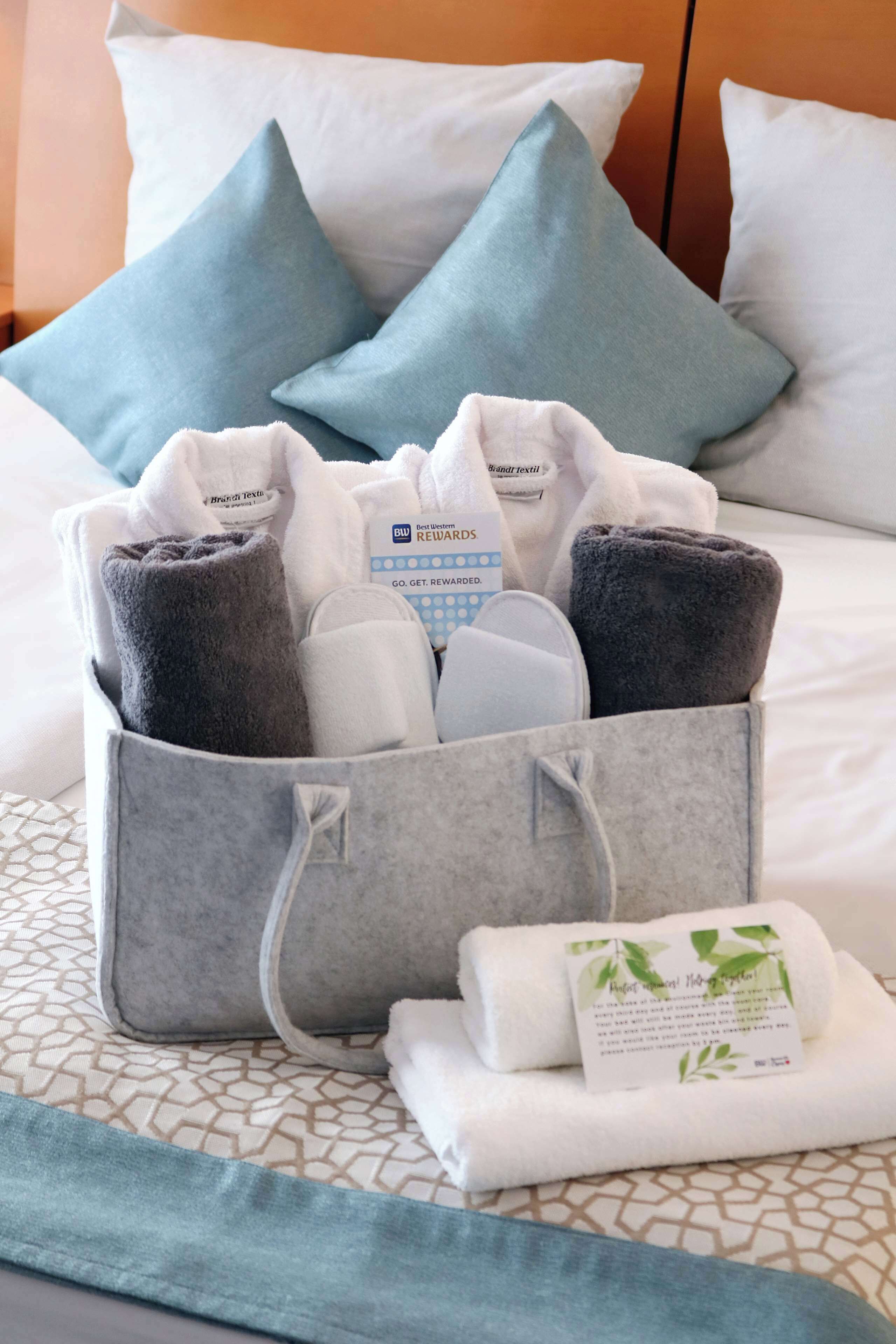 junior suite, 1 double bed | 1 bedroom, hypo-allergenic bedding, in-room safe, blackout curtains