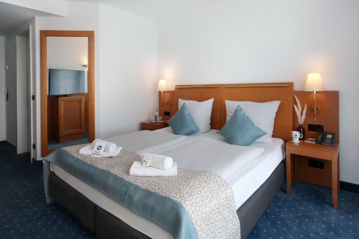 Hypo-allergenic bedding, in-room safe, blackout curtains, soundproofing