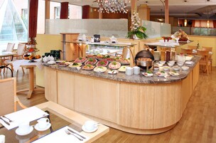 Desayuno buffet diario (EUR 14 por persona)