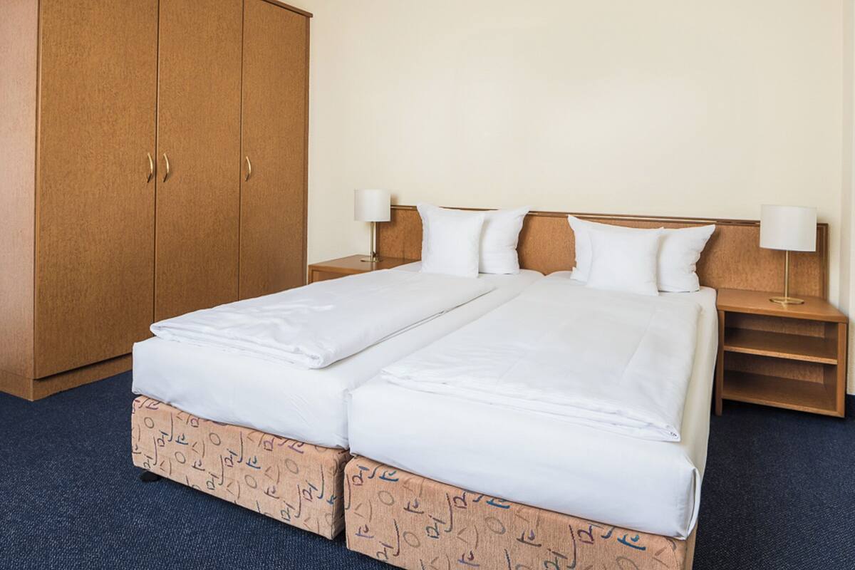 Standard Twin Room | Meja, katil bayi/kot (percuma), Wi-fi percuma, cadar katil 
