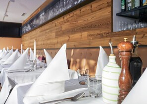 Se sirven almuerzos, cenas y cocina italiana 