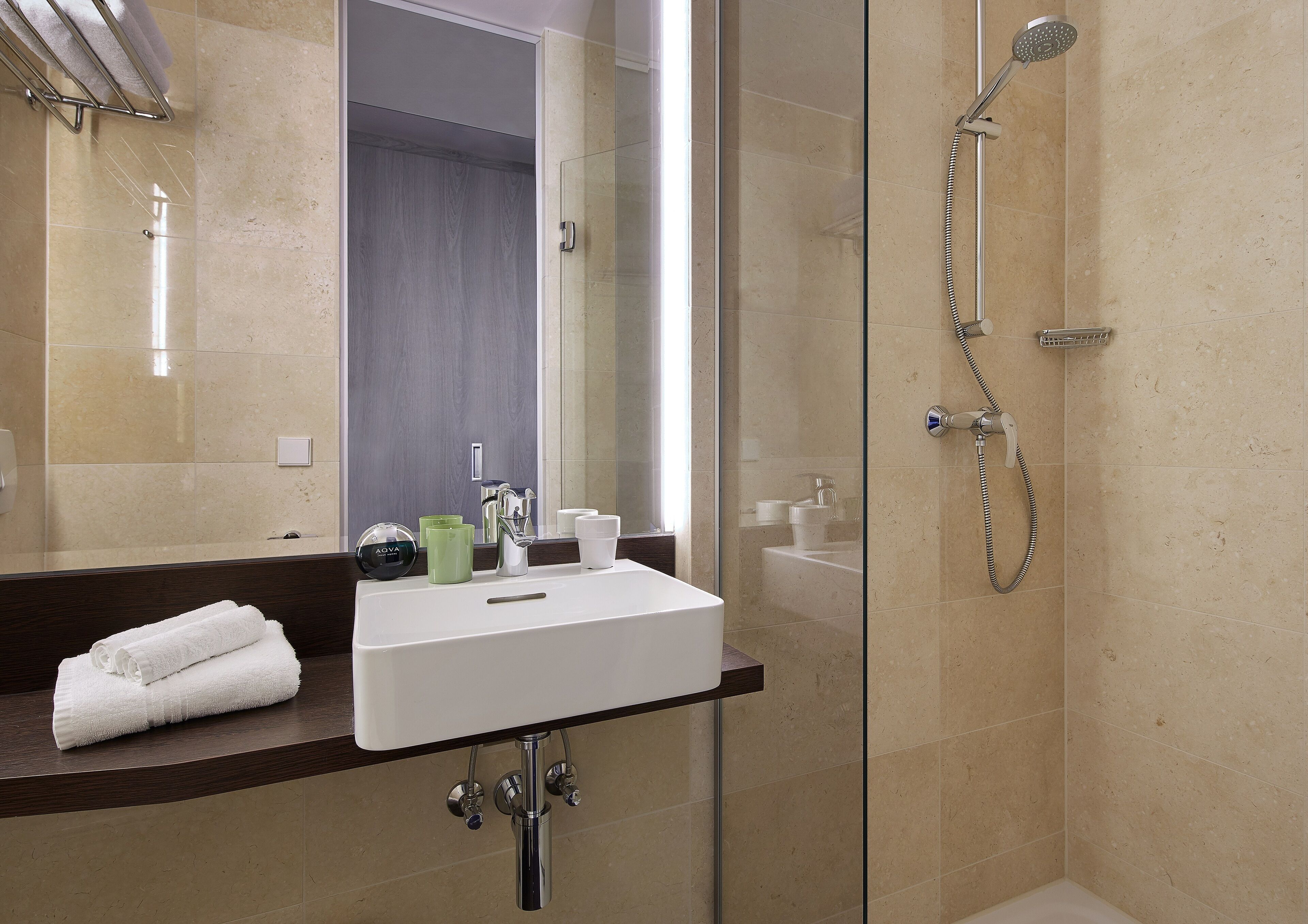 Amenidades de baño ecológicas, secadora de cabello, toallas 
