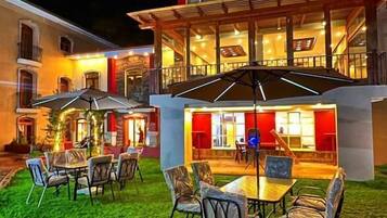 Bar junto a la piscina