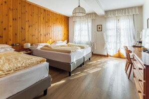 Comfort-Dreibettzimmer | Zimmersafe, Schreibtisch, Verdunkelungsvorhänge, schallisolierte Zimmer