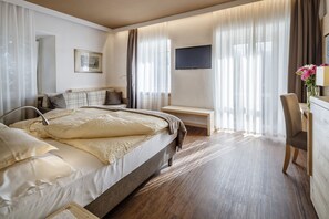 Comfort Triple Room | Peti besi dalam bilik, meja, langsir/tirai gelap terus, kalis bunyi