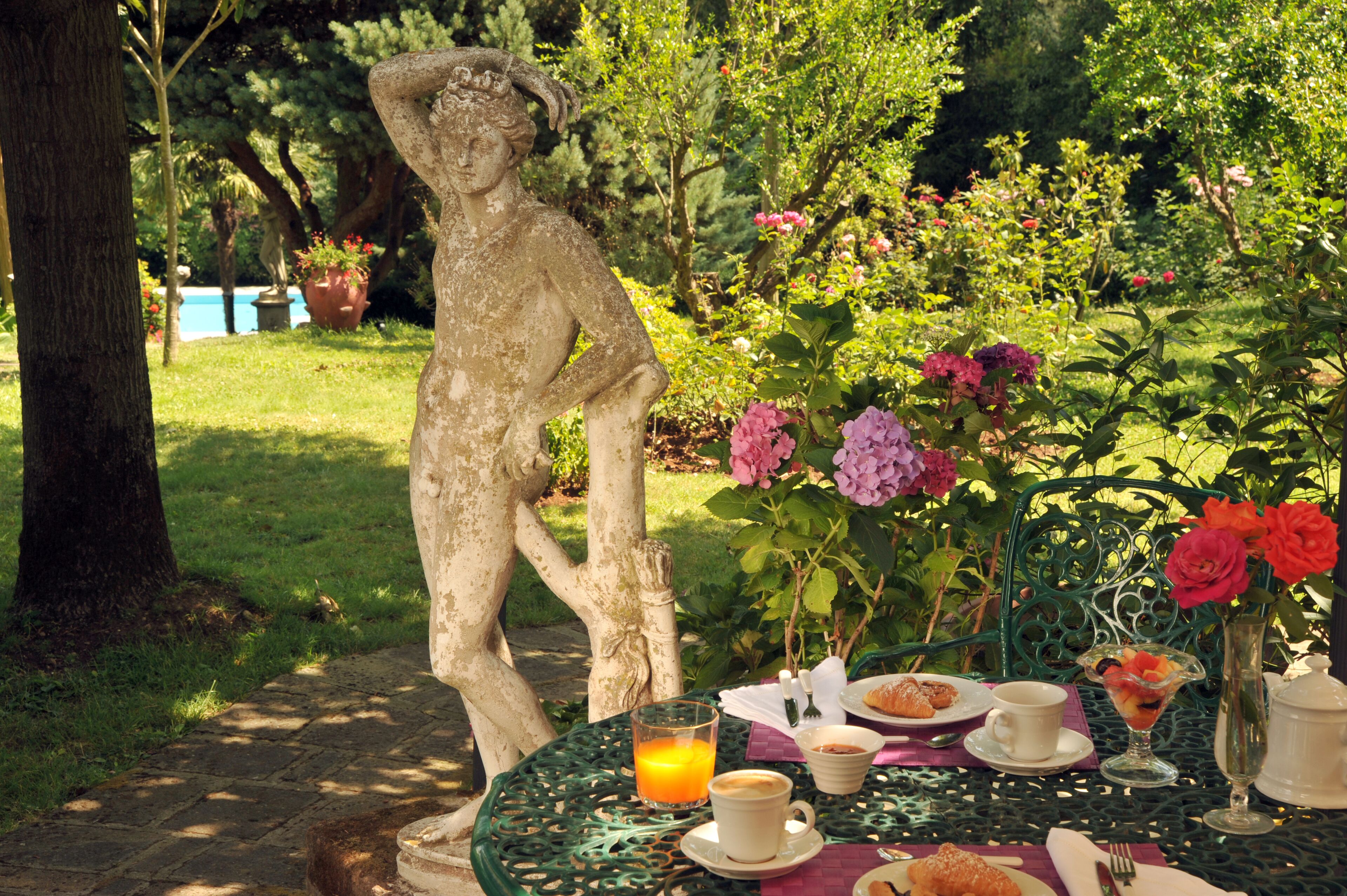 breakfast, lunch, brunch served; italian cuisine, al fresco dining