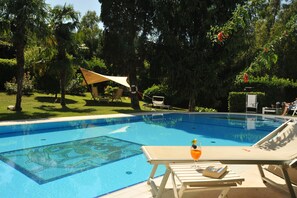 Piscine extérieure (ouverte en saison), chaises longues