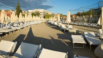 Privatstrand in der Nähe, Liegestühle, Sonnenschirme, Strandbar