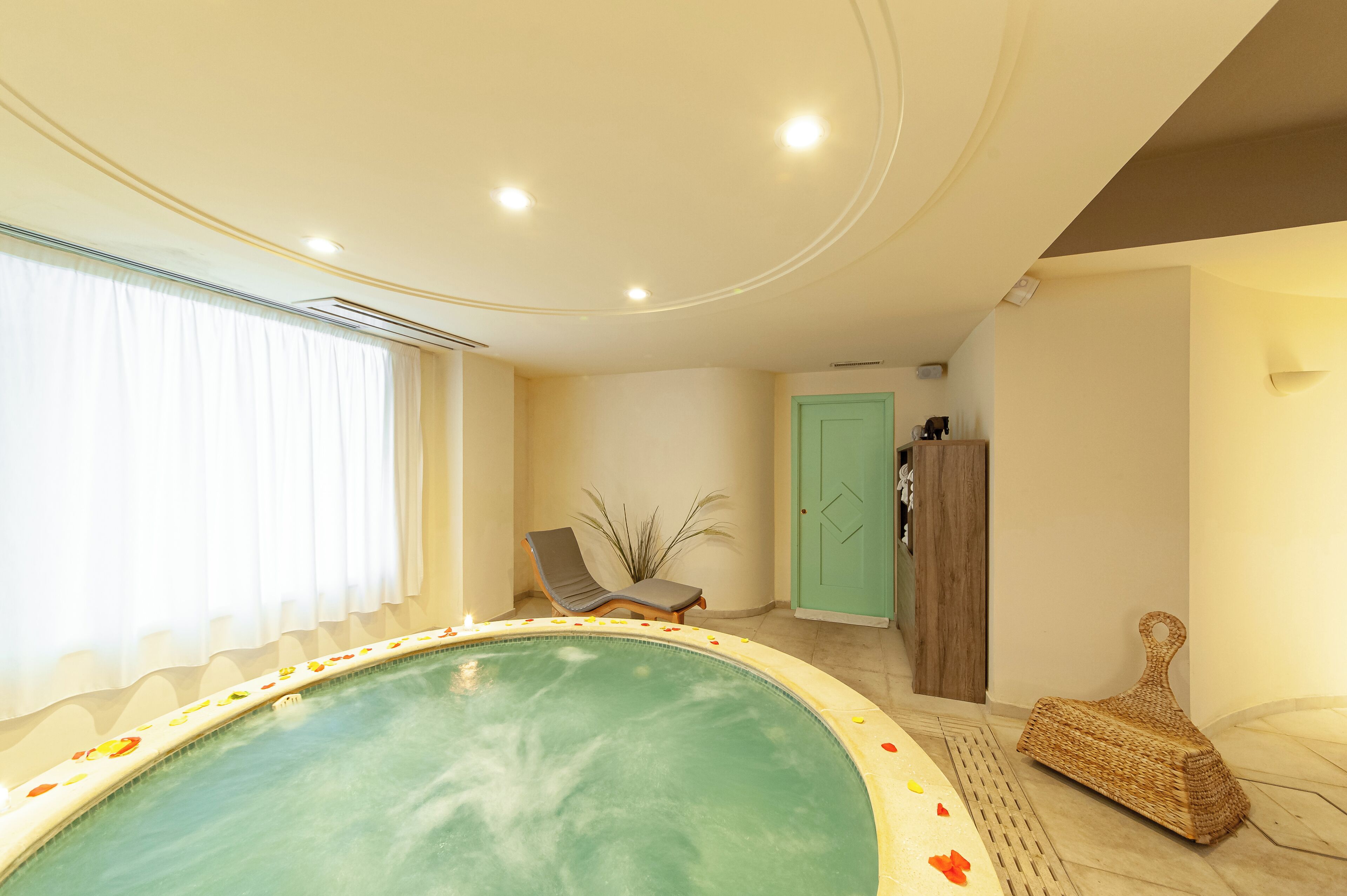 sauna, hot tub, turkish bath/hammam, body treatments, body scrubs