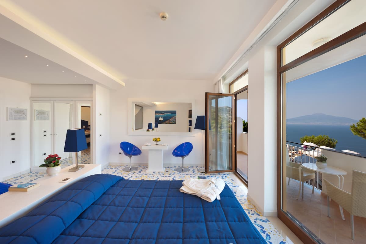 Suite Royal, hot tub, pemandangan laut | 1 kamar tidur, minibar, brankas, dan meja kerja