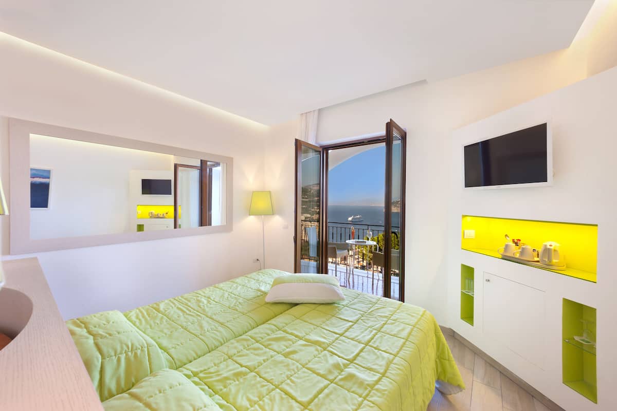 Kamar Deluks, balkon, pemandangan laut | 1 kamar tidur, minibar, brankas, dan meja kerja