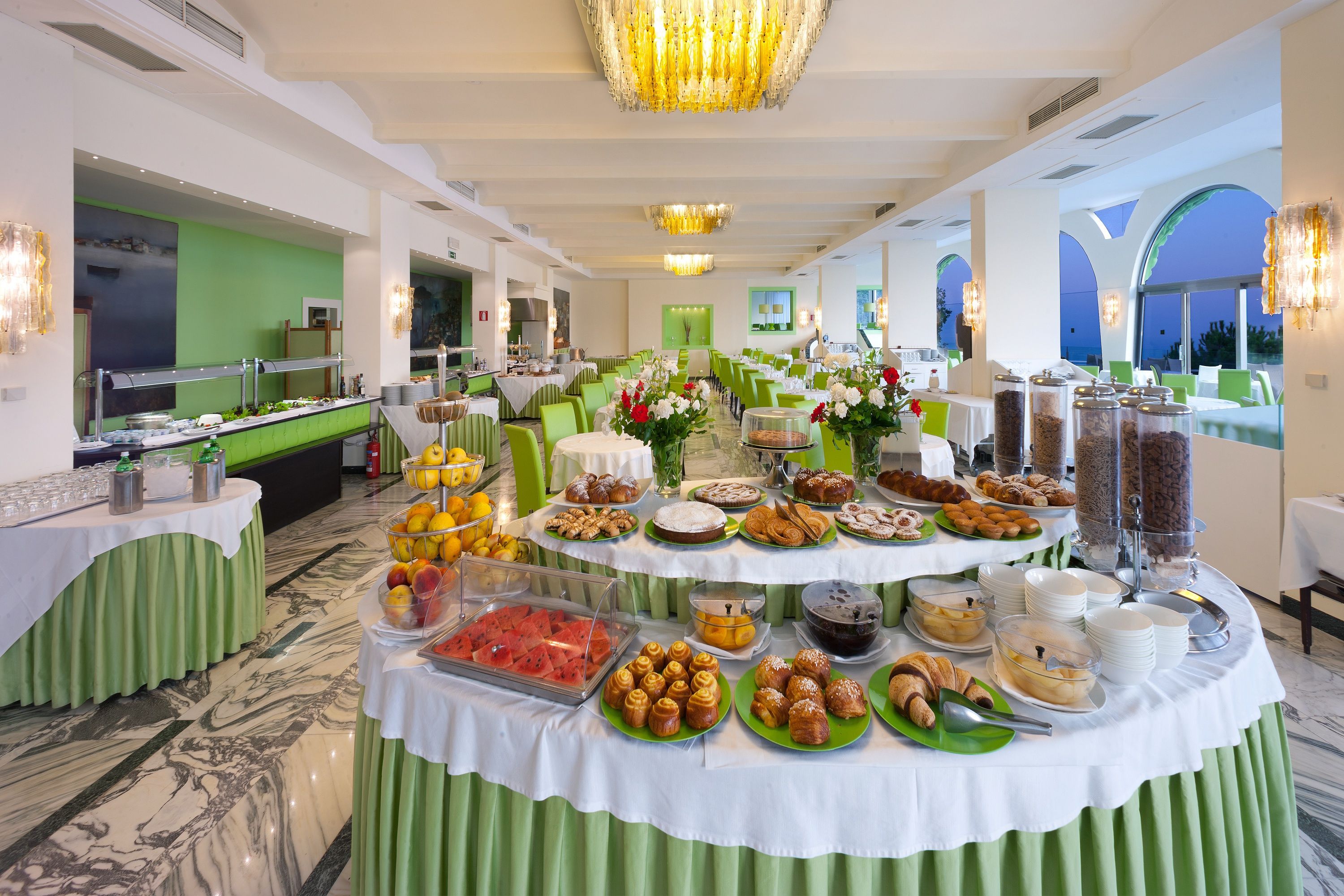 Ein reichhaltiges Buffet mit verschiedenen Speisen und einer Grün-Weiß Farbgestaltung.