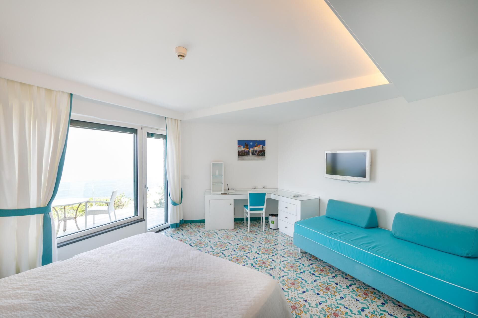 Een minibar, een kluis op de kamer, een bureau, gratis wifi