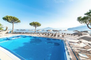 室外游泳池，日光浴躺椅