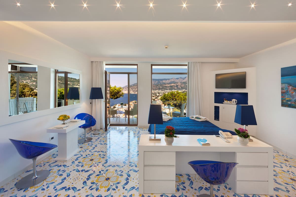 royal suite, hot tub, sea view | 1 bedroom, minibar, in-room safe, desk